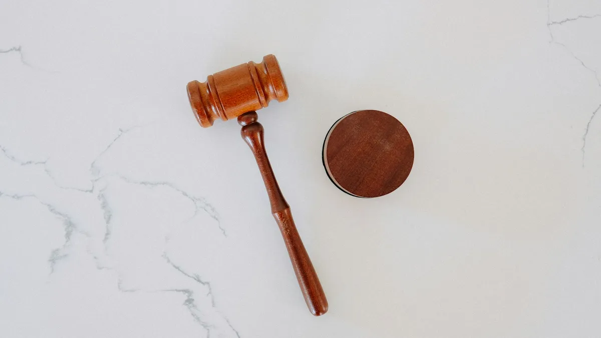 Marteau d'audience posé sur un plan de travail, symbole des ventes aux enchères judiciaires
