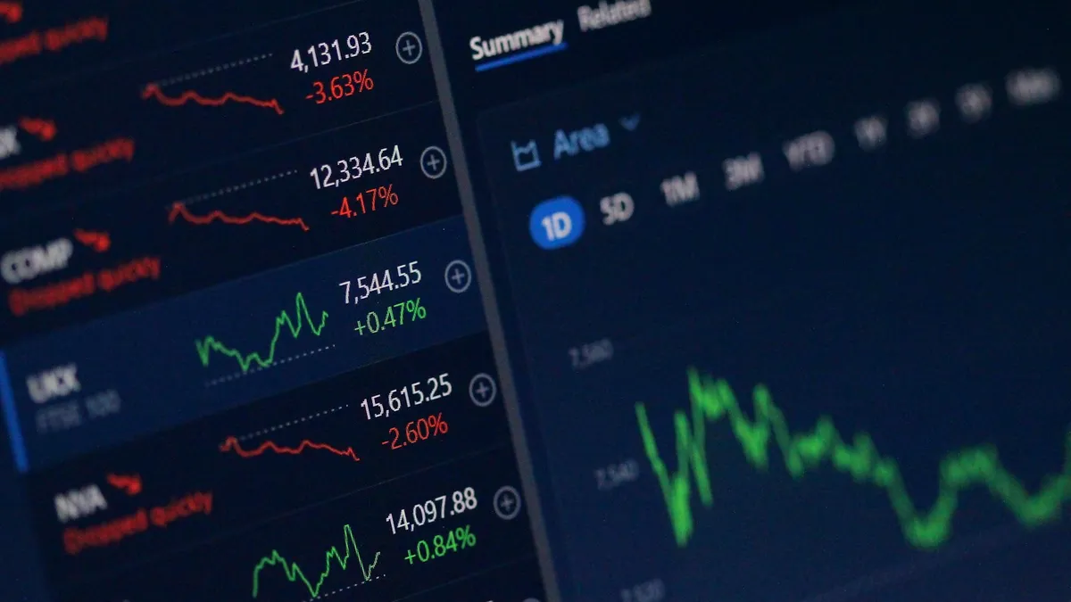 Écran de cotations affichant les variations d'actions distributrices de dividendes