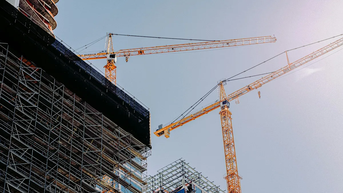 Chantier de promotion immobilière avec grue, projet type du crowdfunding