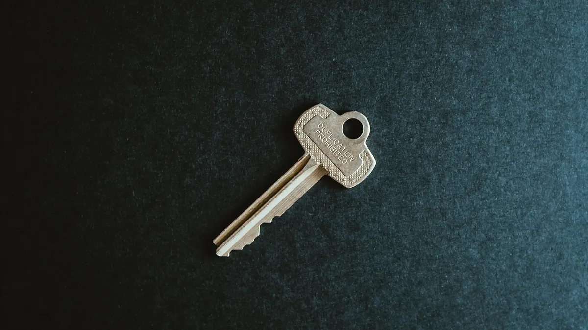Maison individuelle observée de l'extérieur, étape d'une estimation immobilière