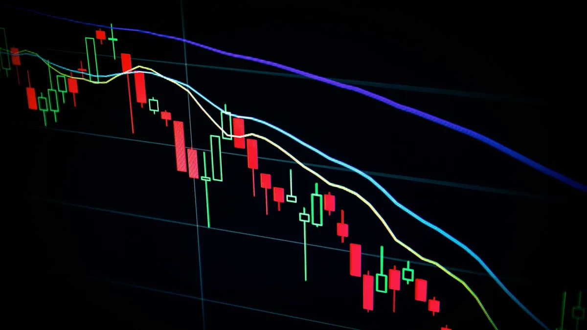 Écran de trading affichant des chandeliers japonais et des moyennes mobiles sur un graphique boursier