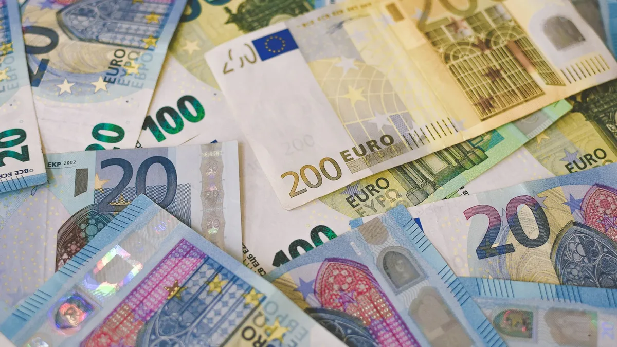Billets de cent euros, capital de départ d'un premier investissement