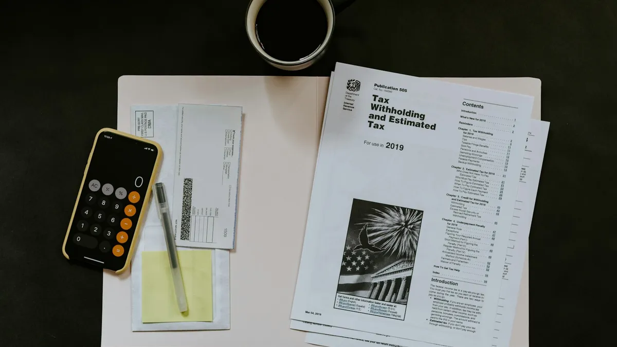 Relevés et documents financiers étalés pour comparer deux enveloppes d'épargne
