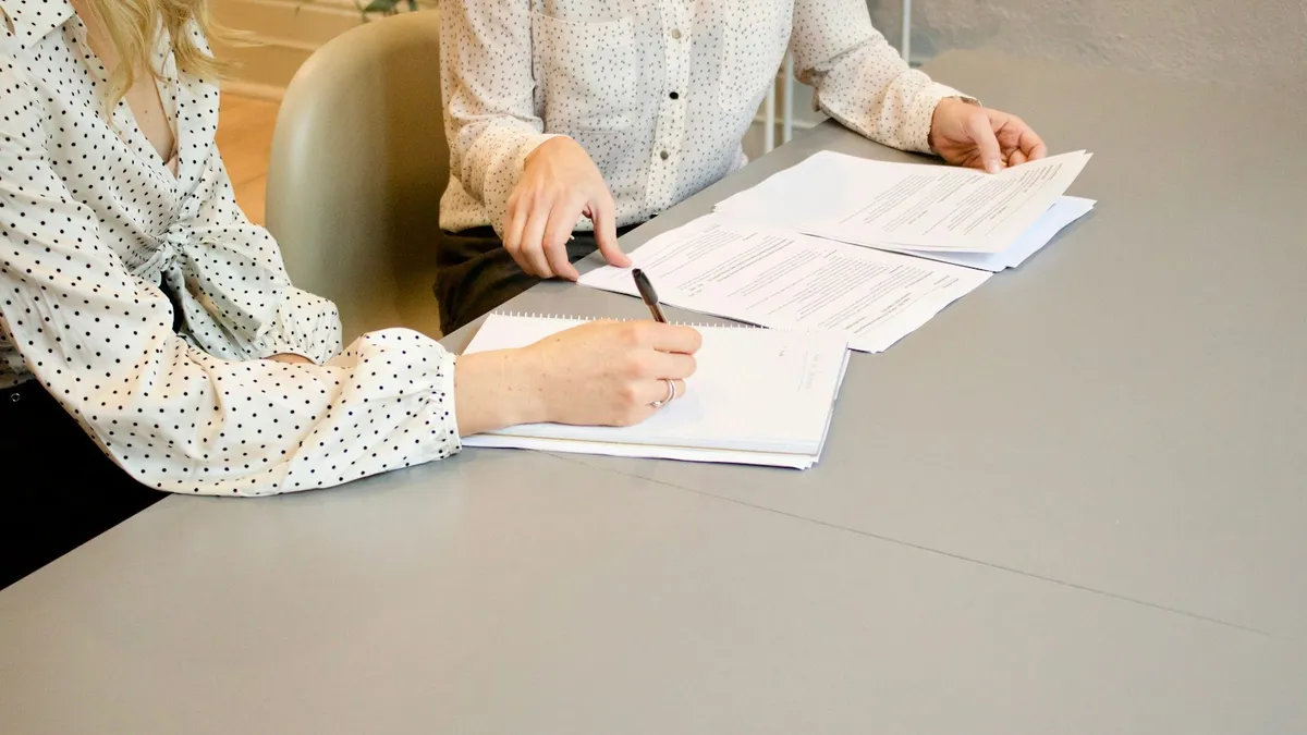 Documents réglementaires posés sur un bureau, cadre légal du plan d'épargne en actions