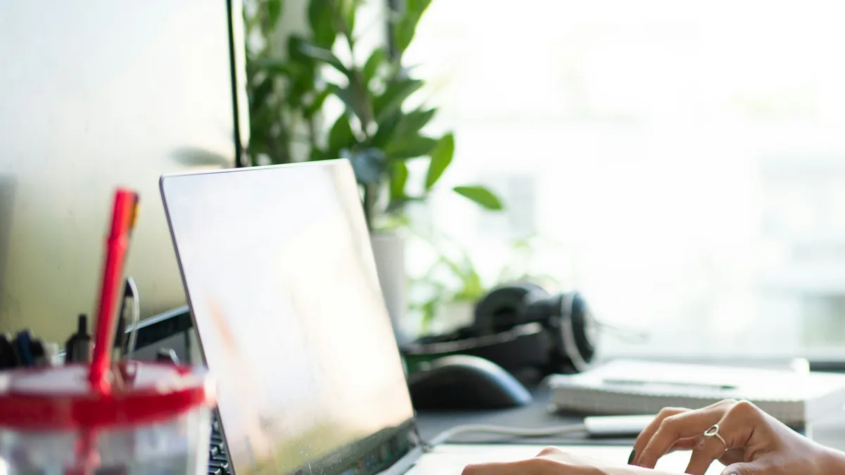 Travailleur indépendant à son bureau, profil type des emprunteurs sans CDI