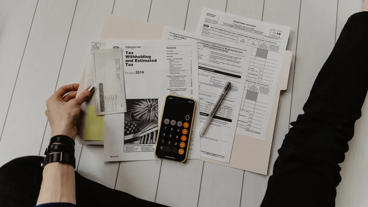 Documents financiers et relevés étalés sur un bureau lors d'une renégociation de prêt
