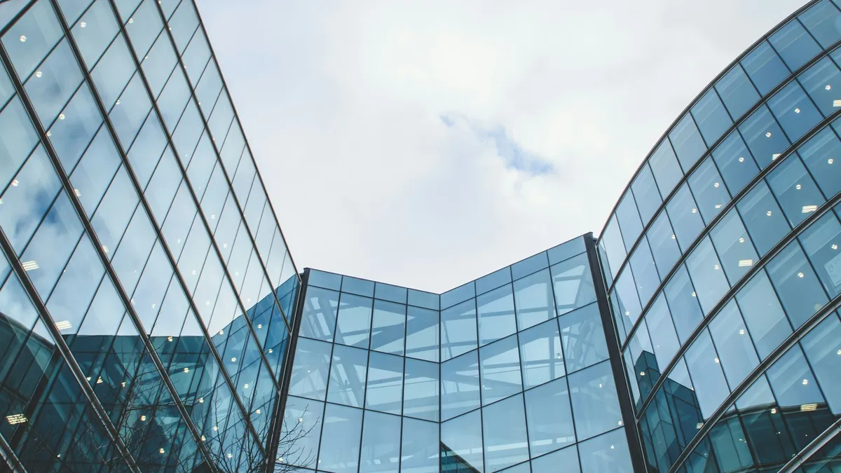 Façades vitrées d'immeubles de bureaux modernes, actifs typiques du patrimoine d'une SCPI de rendement