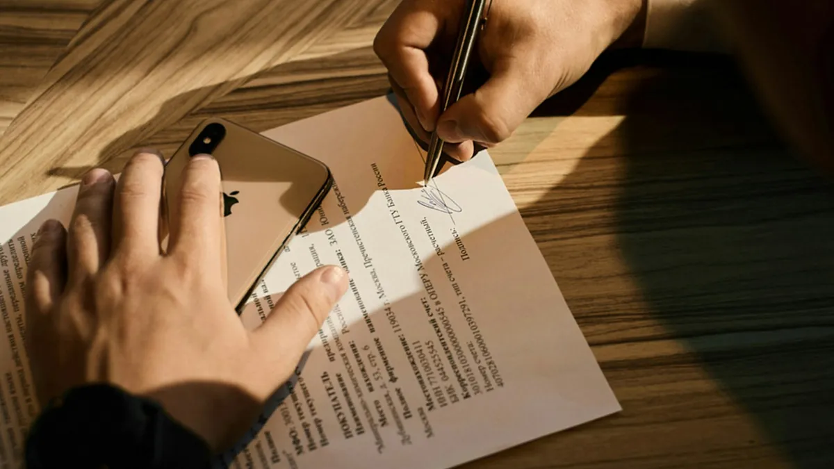 Contrat et grille tarifaire examinés avant une souscription de parts